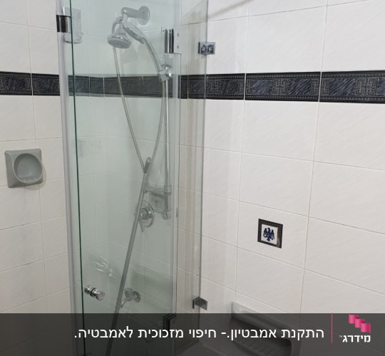 התקנת אמבטיון זכוכית עם מוט חיזוק מעל אמבטיה
